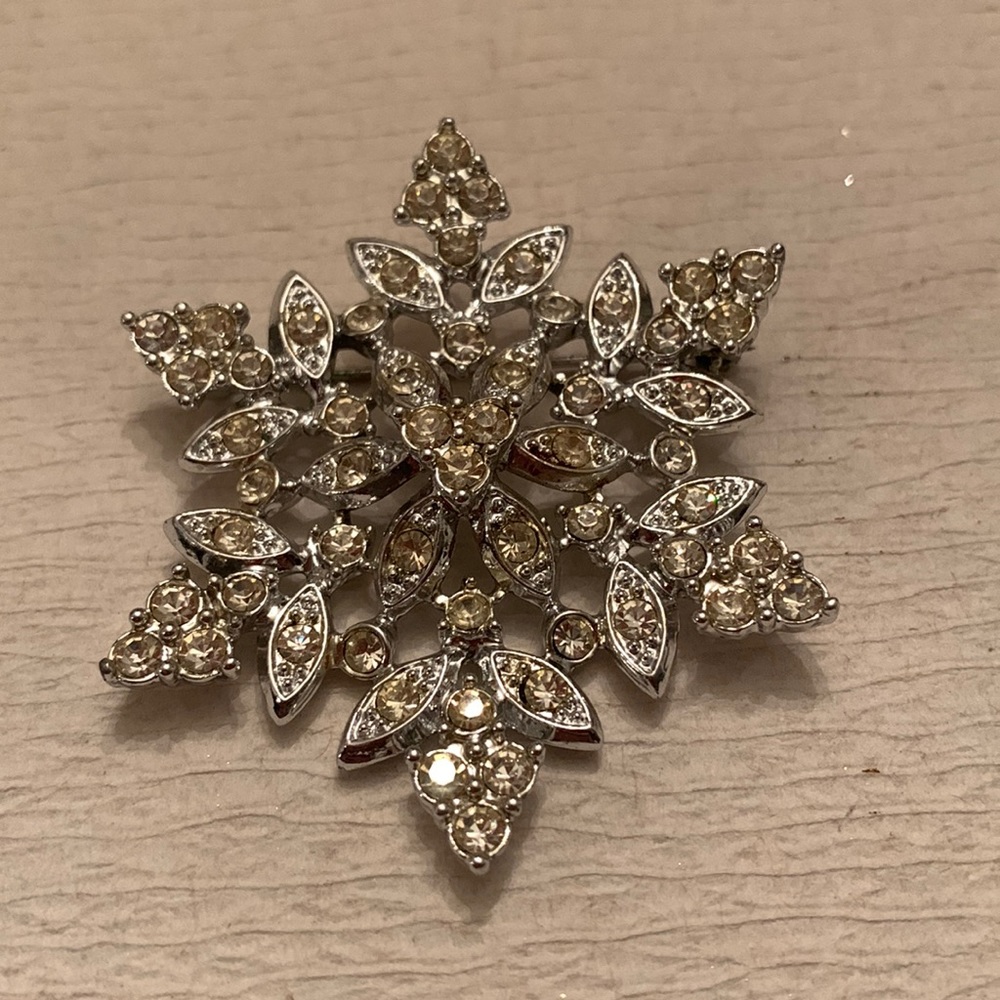 VINTAGE Sarah Coventry  CRYSTAL SNOW FLAKES Rhinestone Pin Brooch